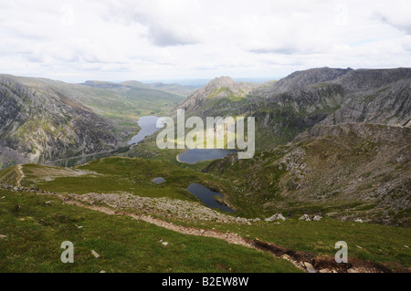 Snowdonia-Blick vom Y Garn über Tryfan Glyder Fach, Llyn Idwal, Llyn Bochlwyd und Llyn Ogwen, Wales Stockfoto