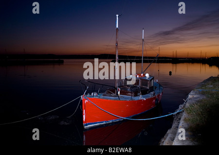 Boot im Hafen von Charlestown auf den Firth of Forth in Schottland, in der Dämmerung. Stockfoto