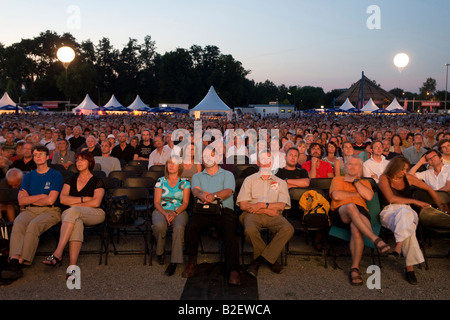 Zuschauer beim public Viewing der Richard-Wagner-Oper "Die Meistersinger von Nürnberg" in der deutschen Stadt Bayreuth, Deutschland, Europa Stockfoto