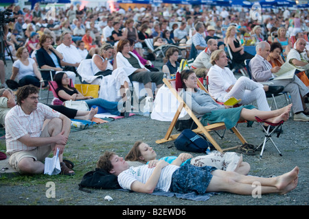 Zuschauer beim public Viewing der Richard-Wagner-Oper "Die Meistersinger von Nürnberg" in der deutschen Stadt Bayreuth, Deutschland, Europa Stockfoto