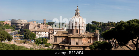 Roman Skyline: Panoramablick auf Roms Skyline mit dem Kolosseum mit Santi Luca e Martina und das Forum Stockfoto
