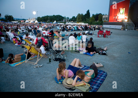 Zuschauer beim public Viewing der Richard-Wagner-Oper "Die Meistersinger von Nürnberg" in der deutschen Stadt Bayreuth, Deutschland, Europa Stockfoto