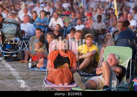 Zuschauer beim public Viewing der Richard-Wagner-Oper "Die Meistersinger von Nürnberg" in der deutschen Stadt Bayreuth, Deutschland, Europa Stockfoto