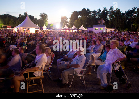 Zuschauer beim public Viewing der Richard-Wagner-Oper "Die Meistersinger von Nürnberg" in der deutschen Stadt Bayreuth, Deutschland, Europa Stockfoto