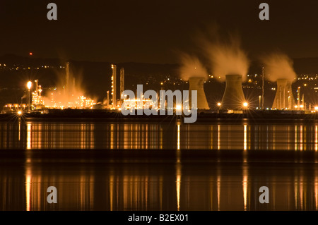 Grangemouth in der Nacht, fotografiert von Culross auf den Firth of Forth in Schottland. Stockfoto