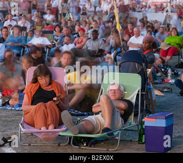 Zuschauer beim public Viewing der Richard-Wagner-Oper "Die Meistersinger von Nürnberg" in der deutschen Stadt Bayreuth, Deutschland, Europa Stockfoto