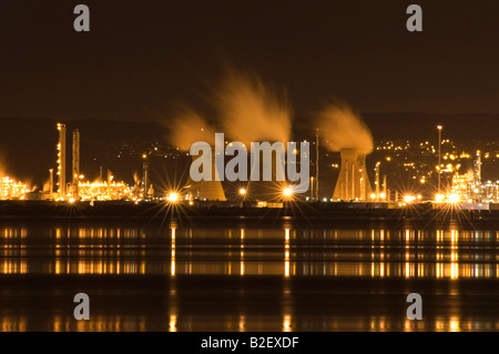 Grangemouth in der Nacht, fotografiert von Culross auf den Firth of Forth in Schottland. Stockfoto