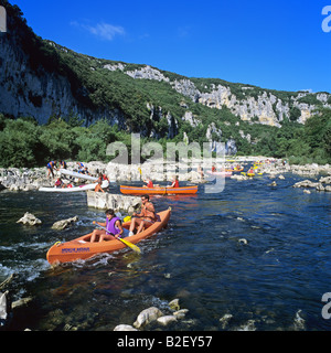 Kanufahren auf dem Fluss Ardèche Gorges de l'Ardèche Frankreich Stockfoto