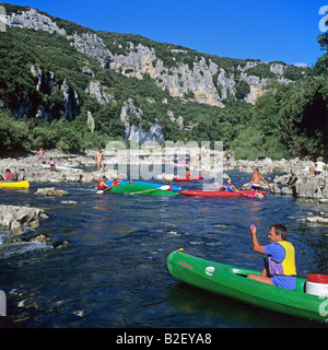 Kanufahren auf dem Fluss Ardèche Gorges de l'Ardèche Frankreich Stockfoto