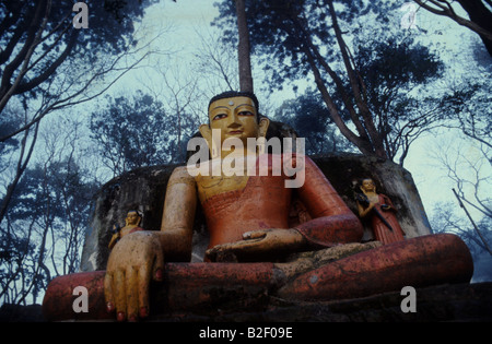 Statue von Buddha im Nebel am Swayambhunath in Kathmandu, Nepal Stockfoto