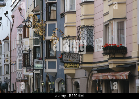 Detail der Gebäude entlang der Hauptstraße in Sterzing Norditalien Stockfoto