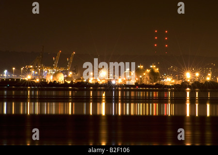 Grangemouth in der Nacht, fotografiert von Culross auf den Firth of Forth in Schottland. Stockfoto