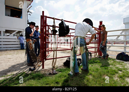 US-Gehöft Sankey s Rodeo School Cowboys Vorbereitung für ihre Bullriding Lektionen Foto GERRIT DE HEUS Stockfoto