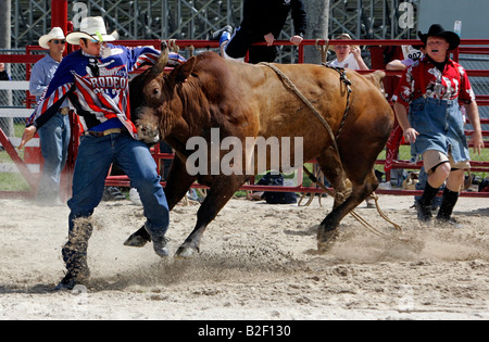 US-Gehöft Sankey s Rodeo Schule Bullriding A raging bull angreifen der Torero Foto GERRIT DE HEUS Stockfoto