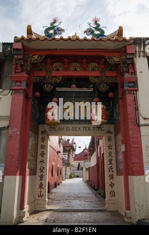 Reich verzierte Tor zu den angestammten Straße Chinesisch clan Tempel, Cheah Si Sek Tek Tong, in Armenian Street, Georgetown, Penang, Malaysia Stockfoto