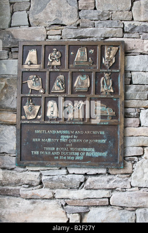 Das Shetland Museum und Archiv commemorative Plaque Lerwick Shetland-Inseln Schottland UK Europa Juni Stockfoto