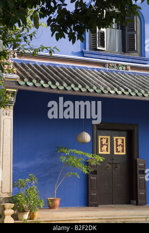 Die indigo blaue Wände und Pflanzen dekorierten Innenhof des wiederhergestellten Cheong Fatt Tze Mansion, jetzt ein Hotel und Museum, Leith Street, Georgetown, Penang Stockfoto