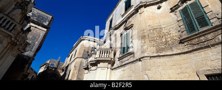 Die Sandstein-Fassaden der Kirche Santi Patroni am Eingang zur Piazza del Duomo Lecce Puglia Italien Stockfoto