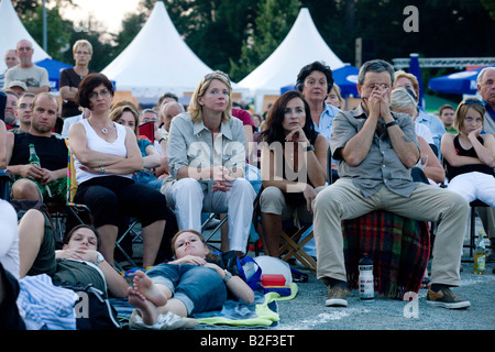 Zuschauer beim public Viewing der Richard-Wagner-Oper "Die Meistersinger von Nürnberg" in der deutschen Stadt Bayreuth, Deutschland, Europa Stockfoto