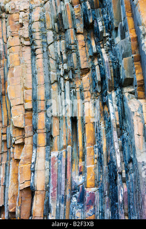 Geologische Gesteinsschichten in der Sandymouth Bay in North Cornwall England Stockfoto