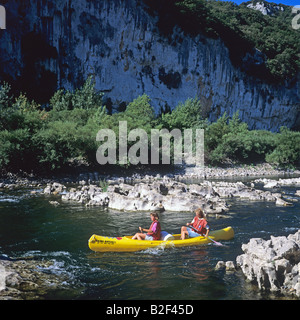 Zwei junge Frauen, Kanufahren auf dem Fluss Ardèche Gorges de l'Ardèche Frankreich Stockfoto