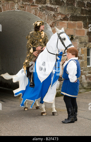 Berittene englische mittelalterliche Ritter mit Lanze; Scottish Historical Saltaire Society, Nachspiel-Turnier in Fort George, Ardersier, Schottland Großbritannien Stockfoto