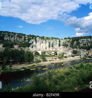 Ardèche Fluss und Vogüé Dorf Ardèche Frankreich Stockfoto