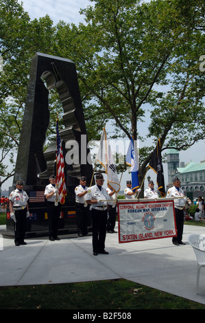 Korea-Krieg-Veteranen und ihre Familien versammeln sich am Universal Soldier Koreakrieg Denkmal im Battery Park in New York Stockfoto