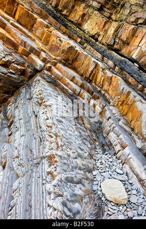 Geologische Gesteinsschichten in der Sandymouth Bay in North Cornwall England Stockfoto