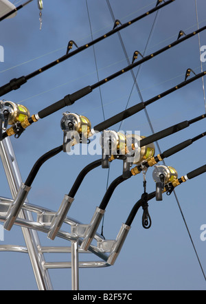 Ein Array von Angelruten in Rutenhalter auf einem Fischerboot der großen kommerziellen Charta sport Stockfoto