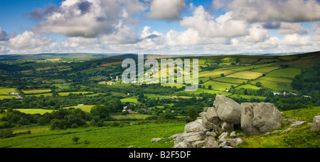 Bell-Tor mit Blick auf Widecombe im Moor Dartmoor National Park Devon England Stockfoto