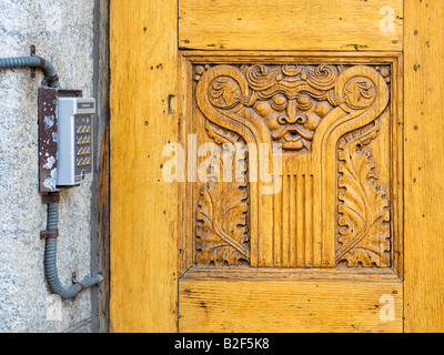 Detail der geschnitzte Holztür des kooperativen Wohnung Jugendstilgebäude in Katajanokka Stadtteil von Helsinki, Finnland Stockfoto