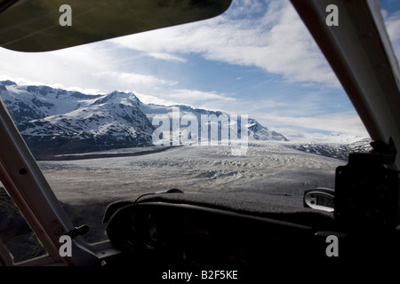 Flug, die Reise mit einem kleinen Flugzeug Flugzeug sehen, über den Knik River Valley und Knik River Glacier, Alaska, USA Stockfoto