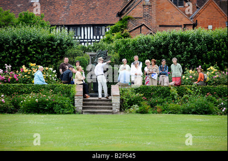 Besucher auf Stratford-Upon-Avon genießen Sie eine geführte Tour des großen Gartens an der Rückseite des New Place. Bild von Jim Holden. Stockfoto