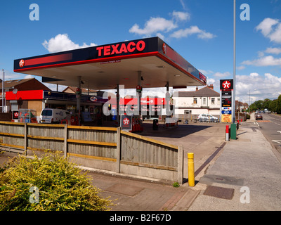 Tankstelle an einer belebten Hauptstraße in der Nähe von Coventry in England Stockfoto