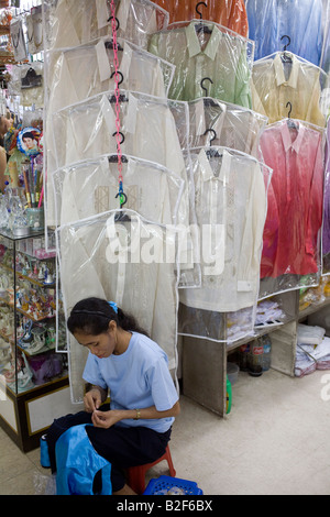 Eine Filipina arbeitet an einer Barong in ihrem Laden in Divisoria Bezirk von Metro Manila, Philippinen. Stockfoto