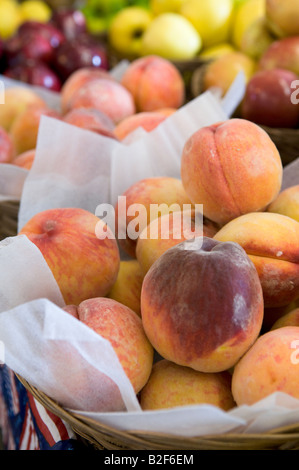 Pfirsiche und Äpfel auf dem Display an der Westseite Markt in Cleveland Ohio Stockfoto