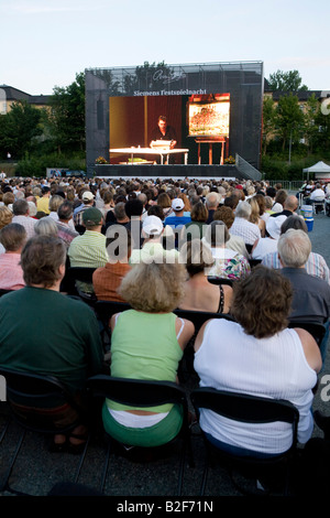 Zuschauer beim public Viewing der Richard-Wagner-Oper "Die Meistersinger von Nürnberg" in der deutschen Stadt Bayreuth, Deutschland, Europa Stockfoto