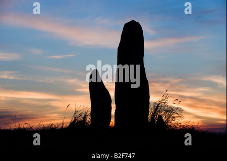 Avebury Menhire gegen einen Sonnenuntergang. Silhouette Stockfoto