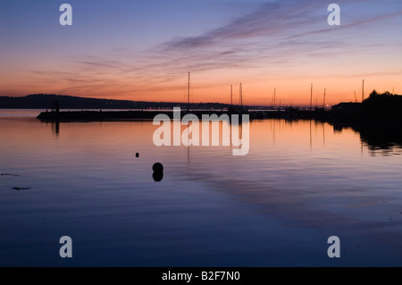 Blick von Charlestown Harbour über den Firth of Forth in Schottland, in der Dämmerung. Stockfoto