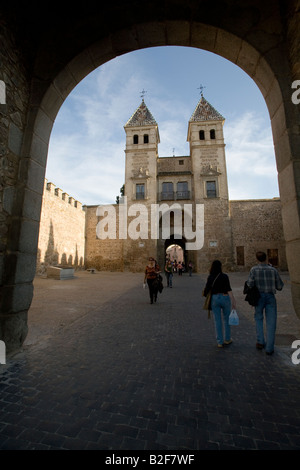 Spanien Toledo Zwillingstürme des Bisagra Tor gewölbte Eingang in der Stadtmauer Stockfoto