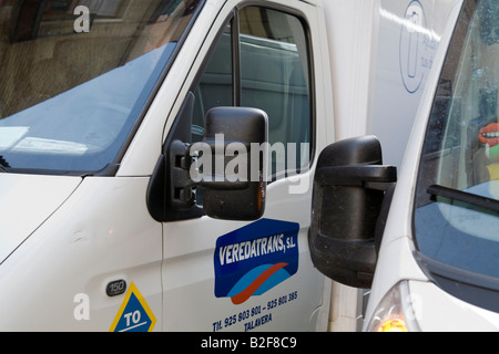 Spanien Toledo zwei Lieferwagen weitergeben einander Straße Schmalseite Spiegel nahe beieinander Stockfoto