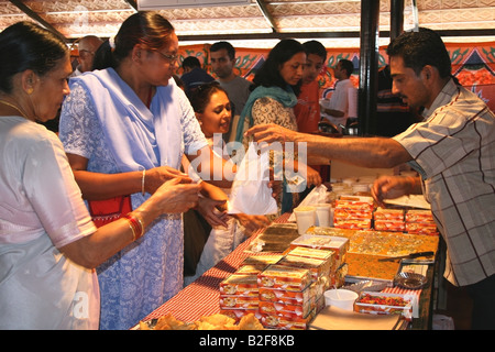 Indische Hindus kaufen indische Süßigkeiten in einem Diwali Mela (Kost), Indien Stockfoto