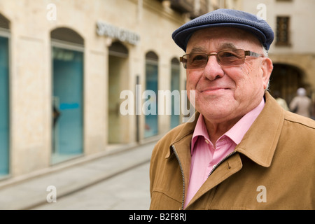 Spanien Salamanca Portrait des spanischen Mann mit Mütze und Brille auf Straße der Stadt Stockfoto