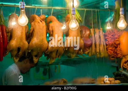 Beängstigend Essen oder leckere Ente? Schaufenster der Nudel-Restaurant in Mong Kok, Kowloon, Hong Kong, China. Stockfoto