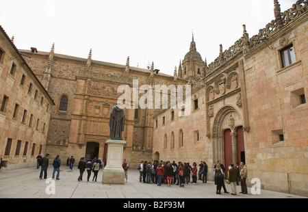 Spanien Salamanca Statue von Fray Luise de Leon im Innenhof der Universität von Salamanca mit Reisegruppen Stockfoto