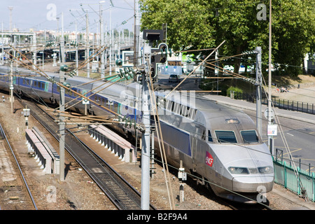 High-Speed-Zug verlassen Nantes nach Paris Stockfoto