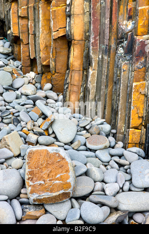 Felsformationen und Kiesel in der Sandymouth Bay in North Cornwall England Stockfoto