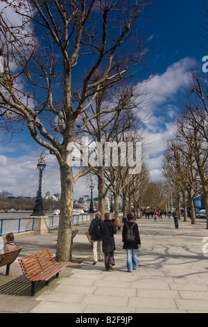 Menschen zu Fuß entlang der Themse in London, England Stockfoto