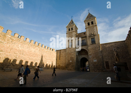 Spanien Toledo Zwillingstürme des Bisagra Tor gewölbte Eingang in der Stadtmauer Stockfoto